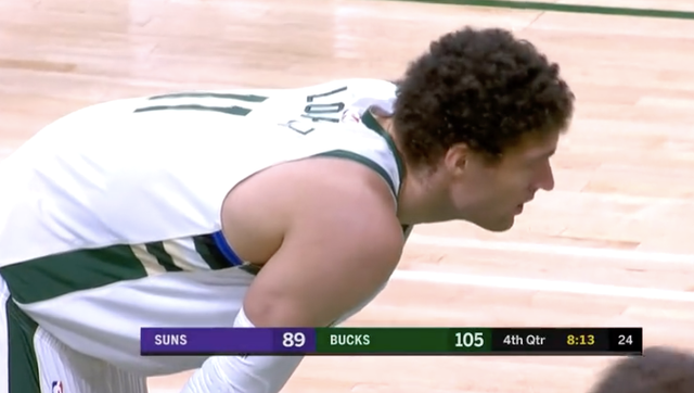 雄鹿中锋：比赛中需保持冷静