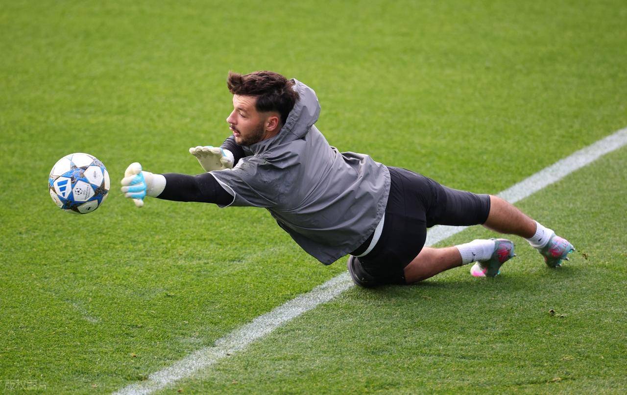 包含摩纳哥俱乐部球员赛场表现优异，引发球迷狂热的词条