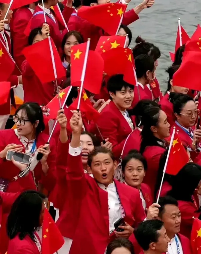 开云体育官网-澳大利亚队员飘扬国旗，感动现场观众