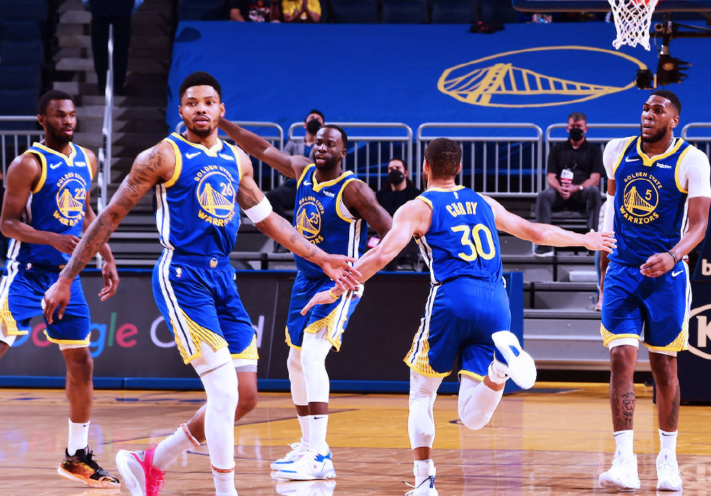 勇士大胜湖人，库里分刷新赛季最高得分记录的简单介绍