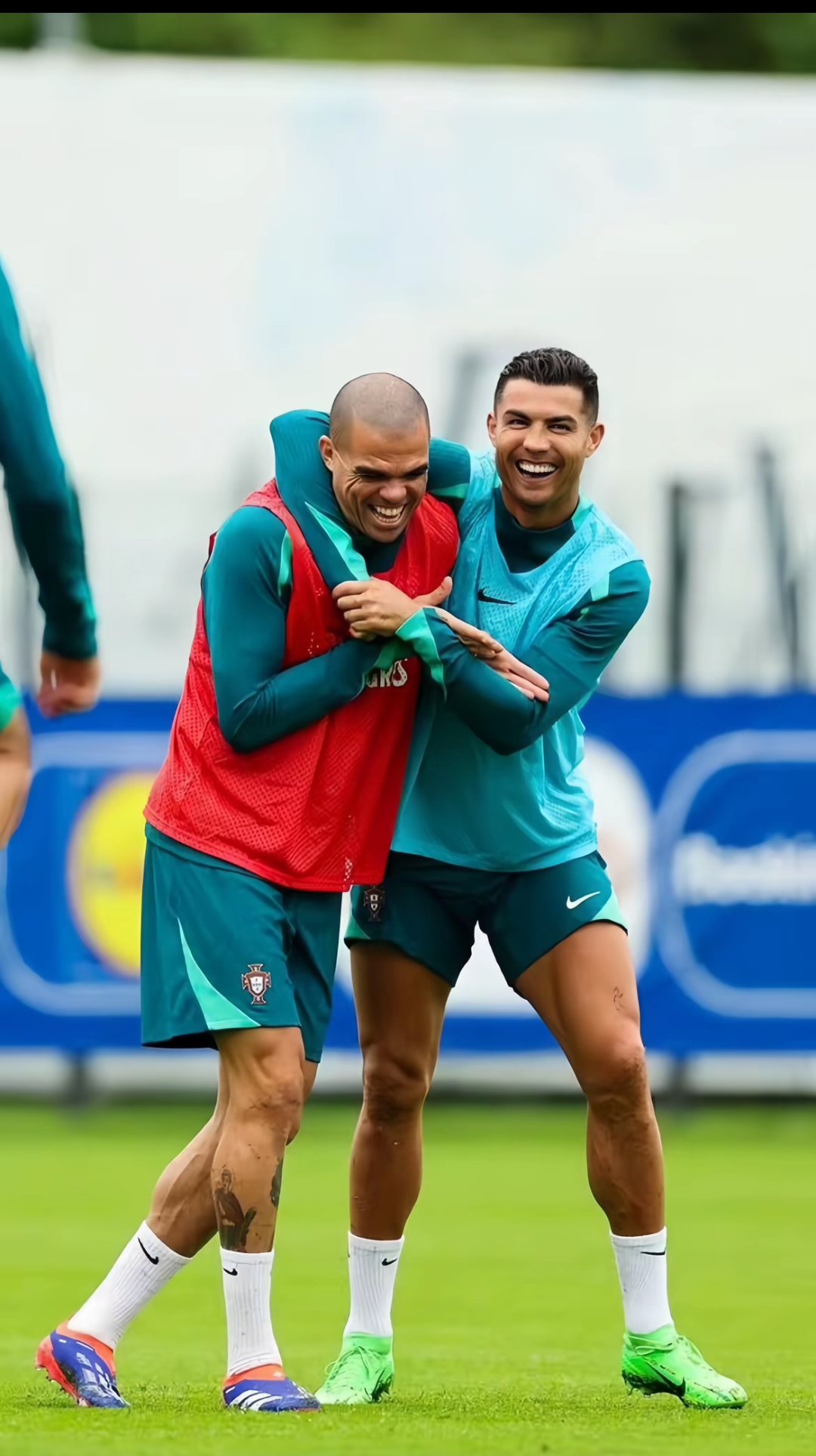 足球明星强强碰撞，世界级对决势不可挡的简单介绍