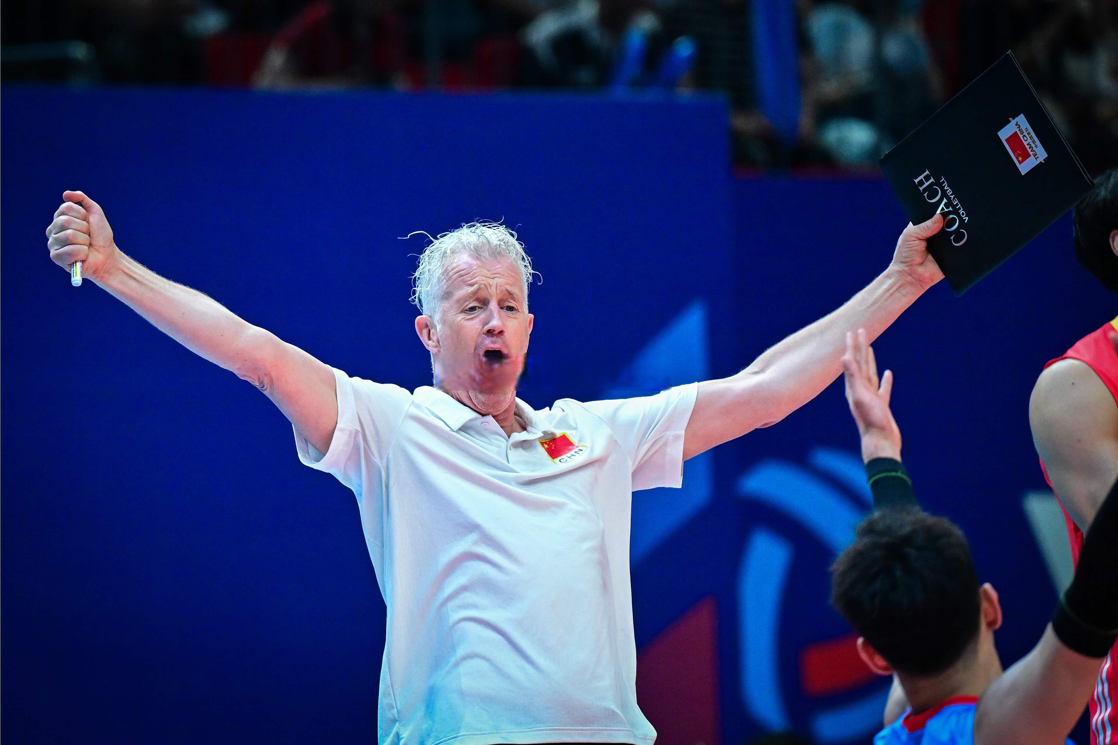 包含斯佩齐亚球员努力拼搏，为球队带来胜利的词条