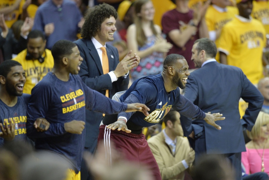 麦金尼领衔骑士力克老鹰，全队得分达到+的简单介绍