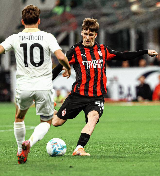 包含AC米兰中场战术紧凑，迎击困难局面的词条