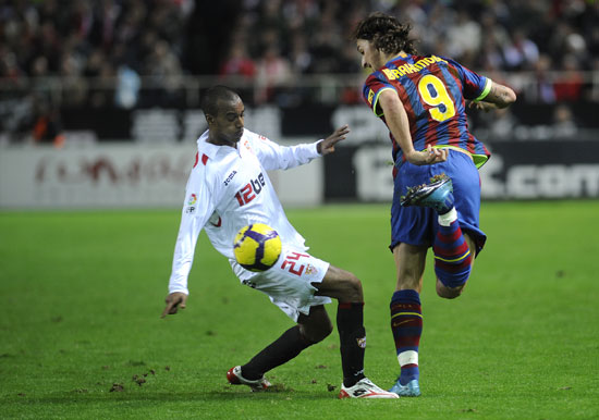 关于哥伦比亚碾压塞维利亚，伊布扛起全队的信息