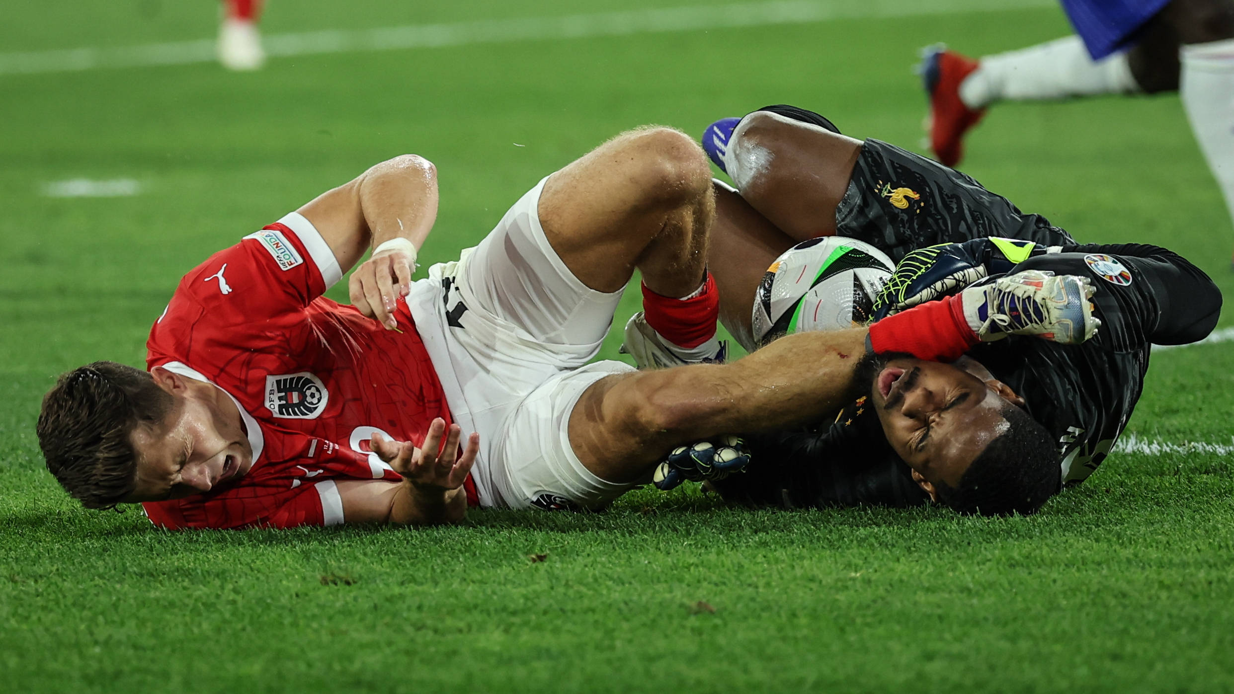 强弱对决，欧洲足球比赛备受关注