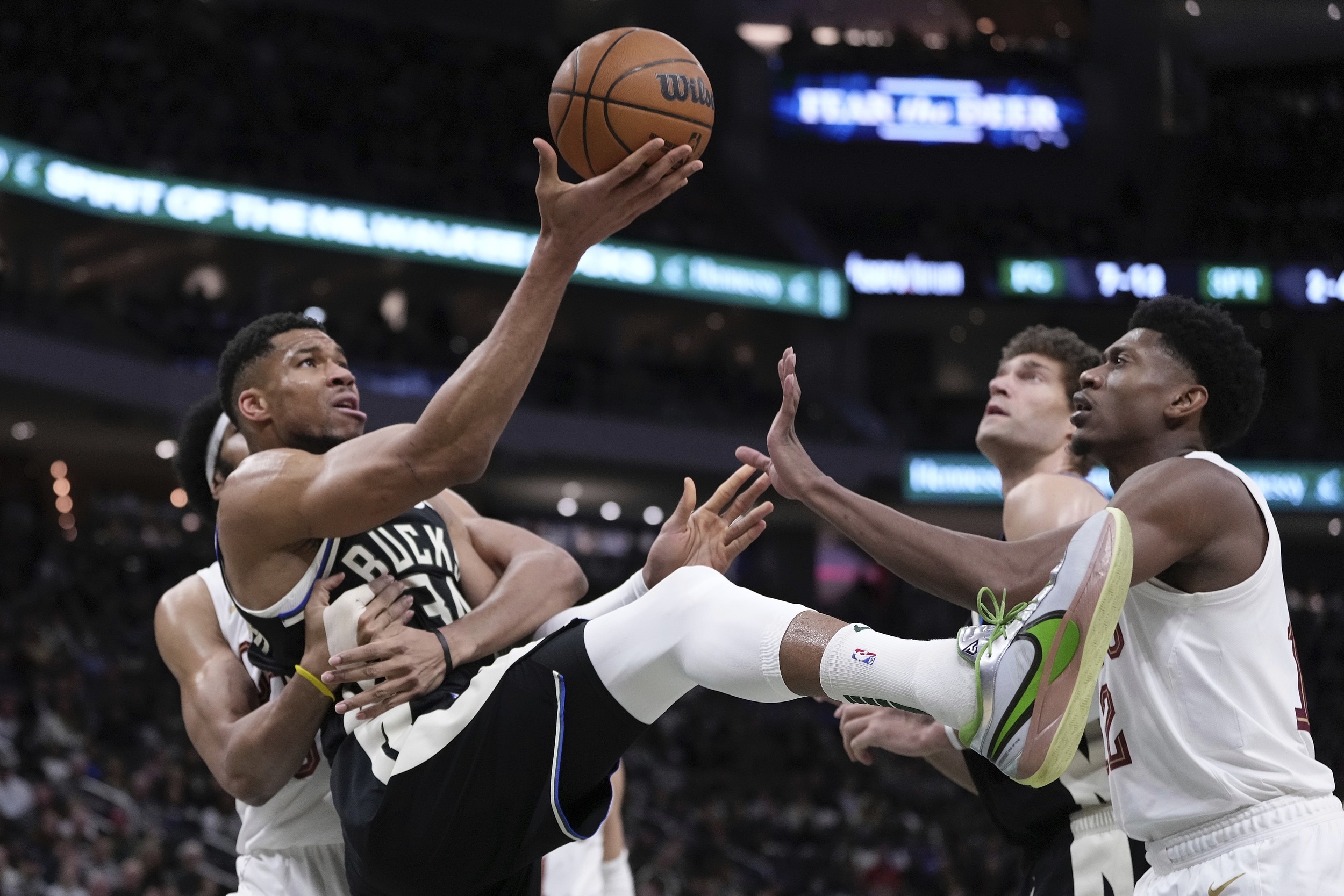 关于步行者力克雄鹿，霍勒迪点燃赛场的信息