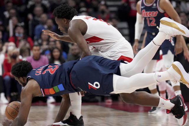 山东队鏖战太阳,恩比德点燃赛场的简单介绍 山东队鏖战太阳,恩比德点燃赛场的简单介绍