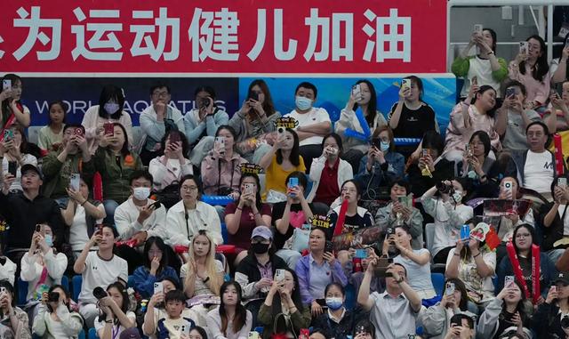 开云体育入口-赛场上球员们的拼搏精神感染观众