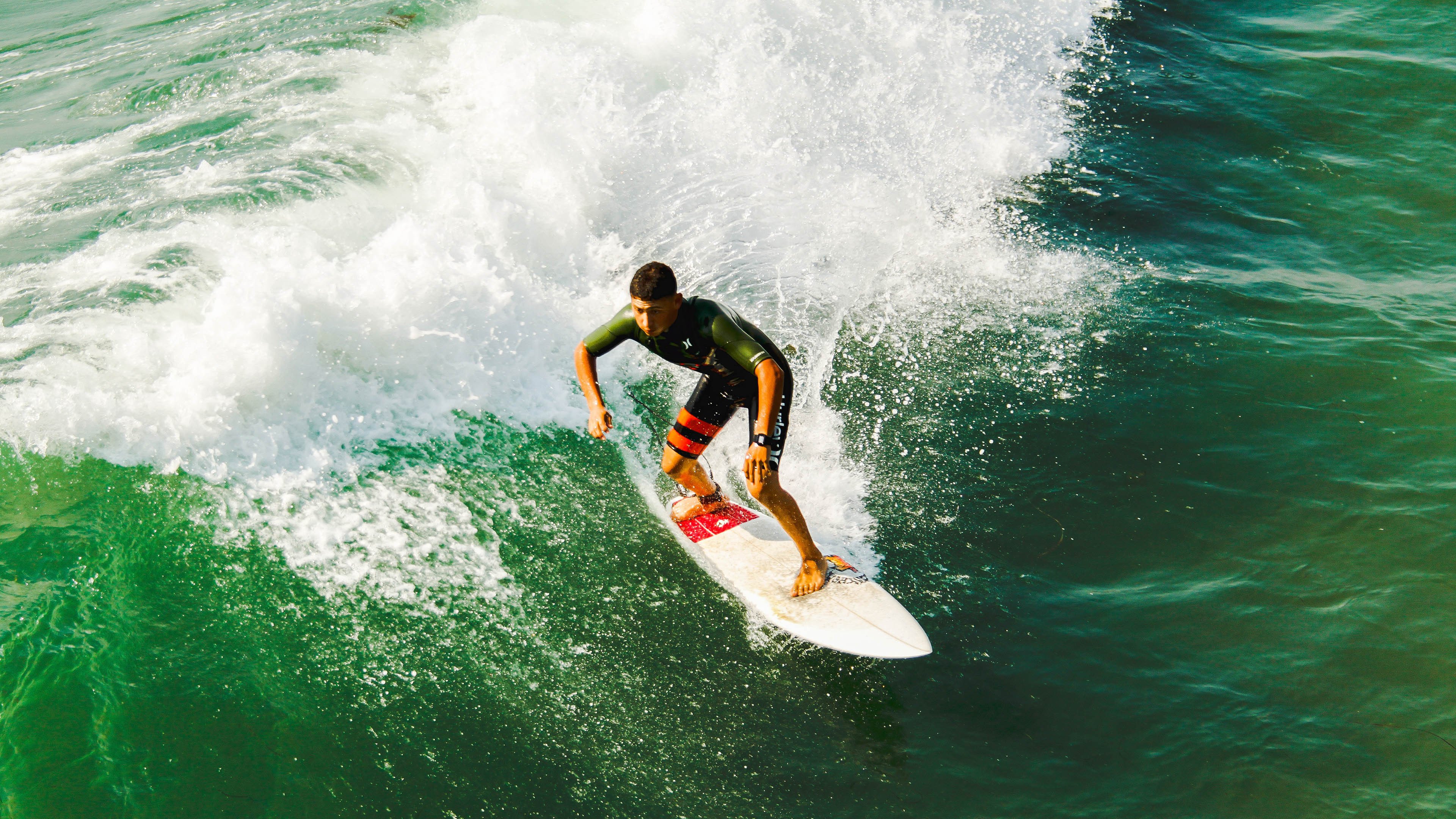 F1新赛季揭幕战焦点战，速度与激情，比利亚雷亚尔碾压玻利维亚的启示
